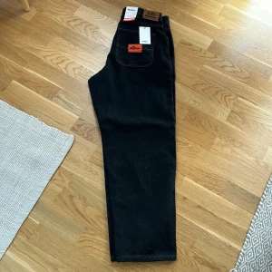 Butter Goods Baggiest - Helt nya Butter Goods jeans i modell ”Baggiest”. Grymt snygga i en svart jeans färg med guld/oranga sömmar. VÄLDIGT BAGGY!