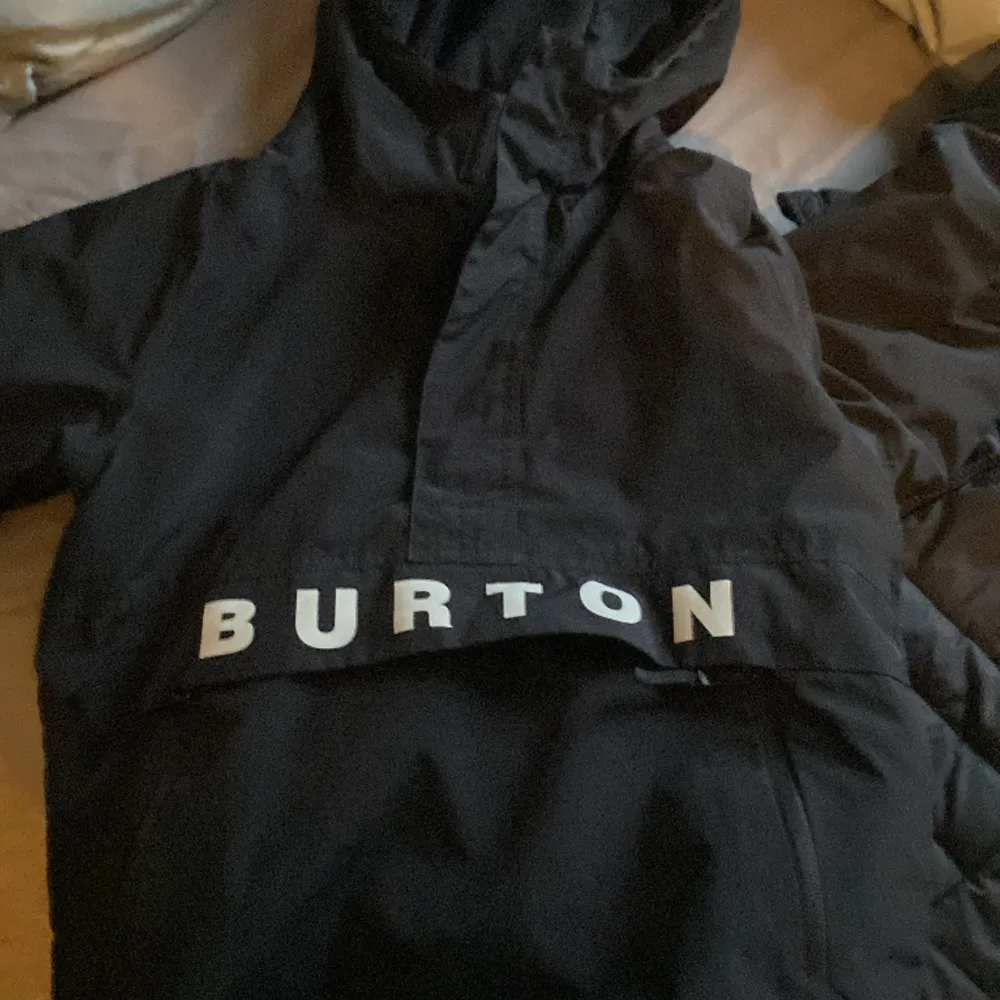Nästan oanvänd Burton jacka då den var för liten men är snygg och varm. Passar perfekt för ni som ska åka skidor i påsk som vill ha en billig ny Burton jacka. Jackor.
