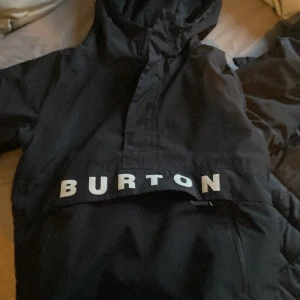 Burton jacka - Nästan oanvänd Burton jacka då den var för liten men är snygg och varm. Passar perfekt för ni som ska åka skidor i påsk som vill ha en billig ny Burton jacka