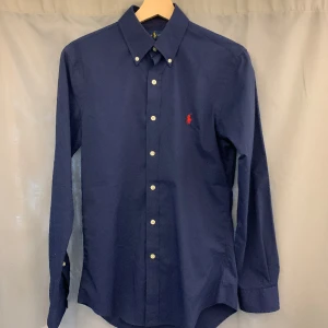 Ralphlauren skjorta  - Tja, säljer denna snygga ralphlauren skjorta i toppskick. Inga defekter eller fläckar. Tveka inte på att höra av dig vid funderingar! Allt gott mvh// Joel 