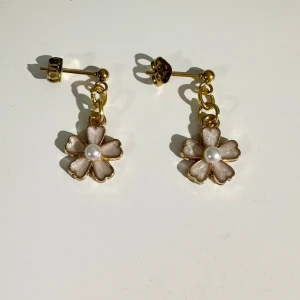 Örhängen  - Jättefina örhängen🤍Handgjorda, aldrig använda, nickelfria, guldpläterade. Skriv vid frågor🤍