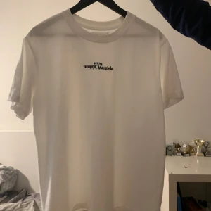 Maison margiela t shirt - Maison margiela t shirt i nyskick Nypris:1,5-2 tusen Mitt pris:700kr Tags finns✅✅