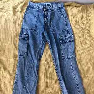 Washed out blåa cargo jeans från junkyard. Inga fläckar eller defekter.