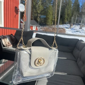 Handväska  - Handväska från shein i bra material  aldrig använd 🖤
