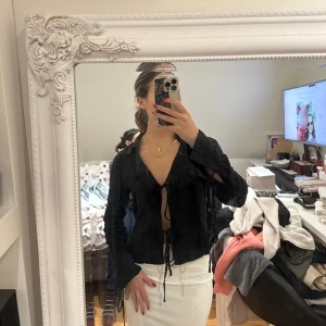 Blus zara - Så fin blus från zara, använd en gång men får aldrig tillfälle att använda den därav jag säljer, precis som ny, går att styla upp och ner, perfekt till vår och sommar❤️