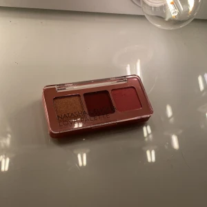 Natasha denona  - En mini-ögonskuggspalett ifrån natasha denona, helt oanvänd💞pris kan diskuteras 