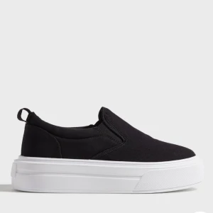 skor - Super snygga slip ons i str 36 som endast är använda en gång o helt som nya! Säljs inte på nelly längre. Nypris 499🥰 (skriv privat för bilder)