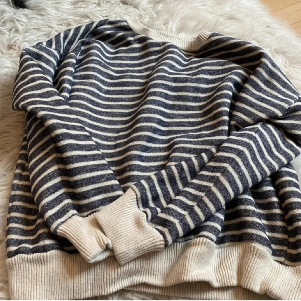 super mysig stickad tröja från zara i storlek S! Säljer då den var för liten för mig☺️ inga defekter, endast testad. pris går att diskuteras🩷. Stickat.