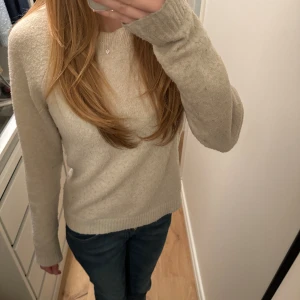 Beige stickad tröja  - En ljus beige stickad tröja i Stolek xs från Vero Moda som inte kommer till användning. Är lite nopprig som går att se på bilden ifrån tvätten