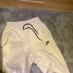 Nike tech byxa - Små fläckar på högra benet annars perfekt, xs, äkta 