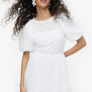 Vit h&m klänning - Sååå fin klänning i perfekt skick. Använd 1-2 gånger, inga tecken på användning. Nypris 279kr.
