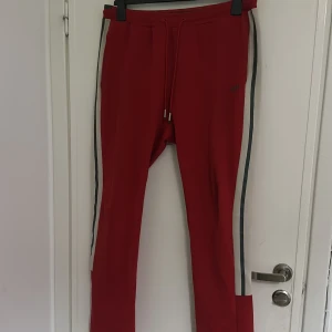 boss byxor - ett par snygga och sköna boss byxor köpta från johnells i somras för 1399kr. funkar som mjukis och att gå ut med.