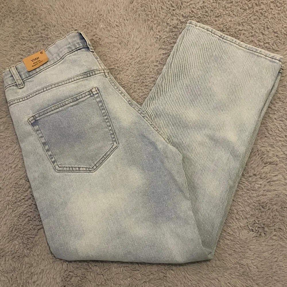 Säljer nu dessa snygga jeans då de aldrig blivit använda. Människan på bilden är 170 cm. Skick är 10/10 inga defekter. Kontakta mig vid fler frågor 🤝. Jeans & Byxor.