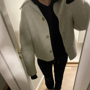 Vår jacka  - Säljer nu den här jätte fina vår jackan från Levente Room. Endast använd fåtal gånger, ser ut som ny! Nypris 2000kr, köpt sommaren 2023.