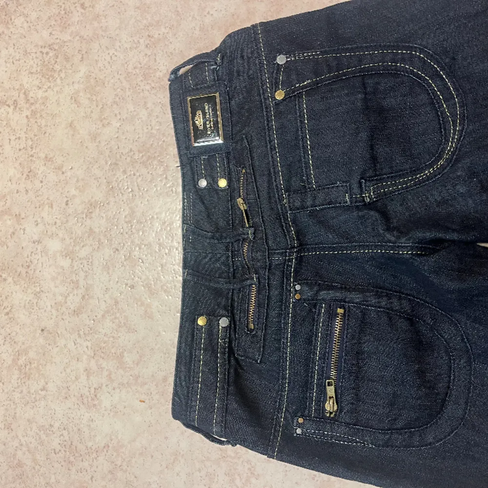 SÅ snygga lågmidjade bootcut jeans som tyvärr inte passar mig. ⭐️Innerbenslängd- 77,5cm ⭐️Midjemått rakt över- 39cm. Jeans & Byxor.