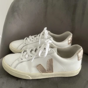 Veja skor - Veja skor perfekta nu till våren och sommaren str 37🫶🏽💛 bra skick! Ordinarie pris 1699 kr mitt pris 850 kr💕köparen står för frakten 🥰‼️INTE SÅLDA FÖRSENS DET STÅR SÅLD ‼️