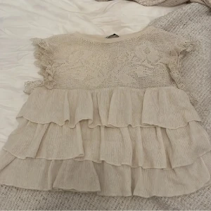 beige topp - säger denna för att den inte passar mig, köpt här på plick. fint skick💞storlek s men passar xs