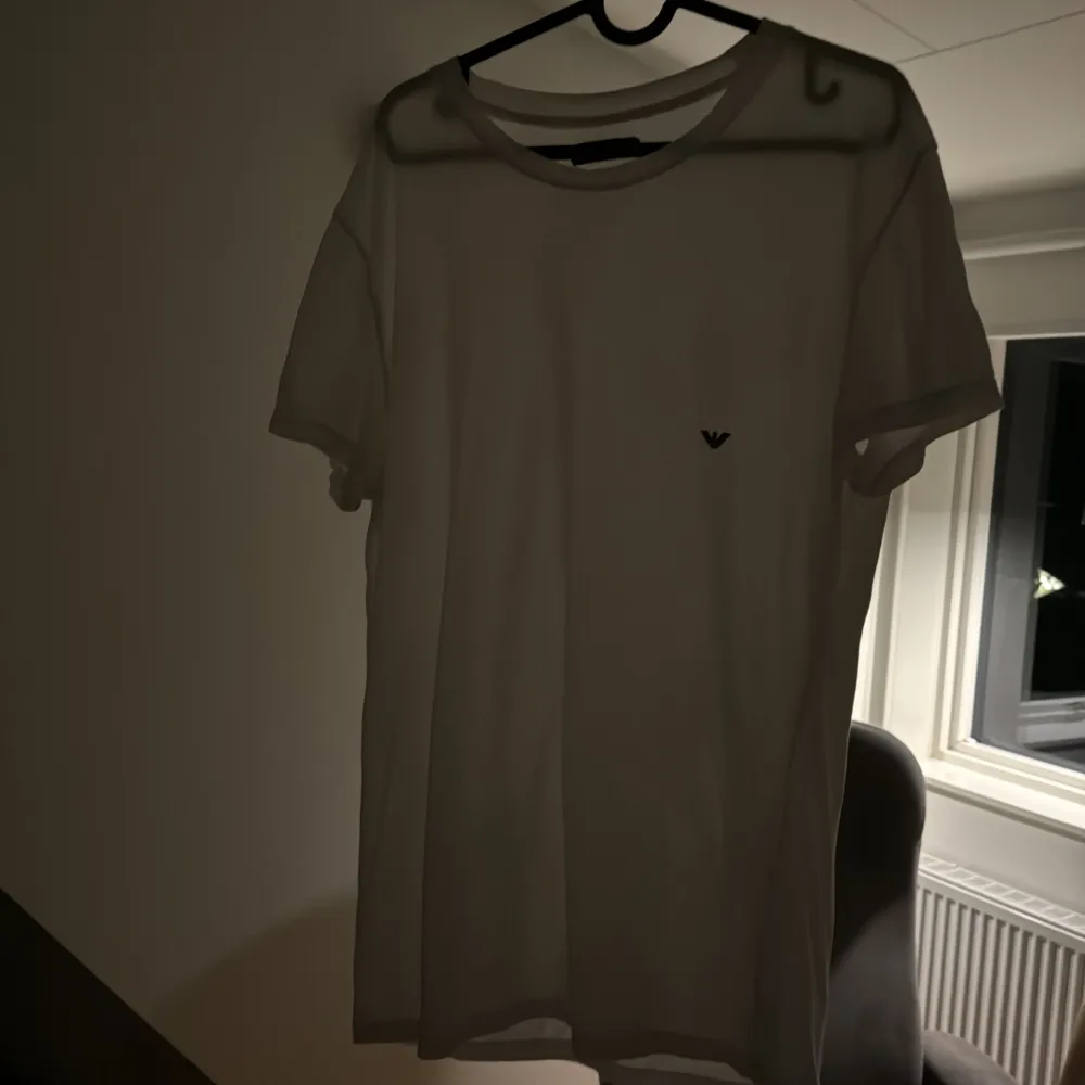 Säljer min Armani T-shirt då den inte passar pris 200kr. T-shirts.