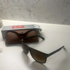 Ray-Ban Boyfriend - köpte dessa Ray-Ban boyfriends nyligen fast och rev returfraktsedeln så säljer de nu för att jag ångrade mig! helt oanvända. Kom privat för fler frågor💗