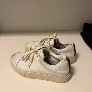 Eytys - Säljer mina eytys skor då de inte längre kommer till användning! Använda mycket, därav priset🤍