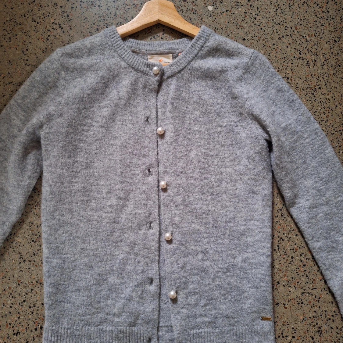 Grå stickadkofta  - 90