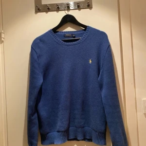 Blå Ralph Lauren tröja  - Välanvänd men inga märken. 