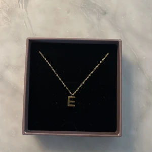 Oanvänt bokstavshalsband Edblad💘 - Jätte fint halsband från Edblad som tyvärr inte kommit til användning. Ordinarie pris 349