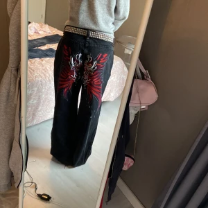 Baggy emo jeans - Jättebra skick förutom att de är lite slitna där nere vid fötterna, se bild nr 3