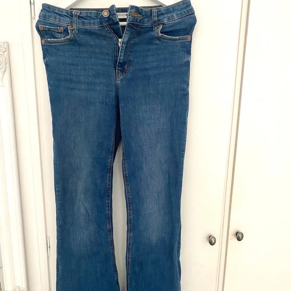 Säljer mina jeans köpta ifrån Zara :) Säljer de pågrund av att de inte kommer till användning längre💕Jeansen är i storlek 38 men funkar bra för mig som också bär jeans i storlek 36🫶🏼🥰. Jeans & Byxor.