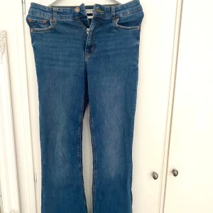 Botcut jeans (Blåa) - Säljer mina jeans köpta ifrån Zara :) Säljer de pågrund av att de inte kommer till användning längre💕Jeansen är i storlek 38 men funkar bra för mig som också bär jeans i storlek 36🫶🏼🥰