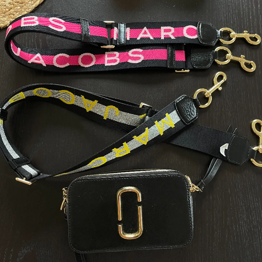 Superfin och sparsamt använd Marc Jacobs väska, tillkommer även två band och en dustbag ⭐️nypris: ca 4000kr + bandet 1500 kr . Accessoarer.