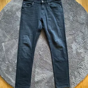 Ett helt par oanvända TIGER OF SWEDEN jeans i storleken 31/32 och färg ”sulphur blue”. Dessa säljs pågrund av modellen inte passade!   Innerbenslängd: 75cm Höft mått: 45 cm  Vid funderingar är det bara skicka ett meddelande! 👊