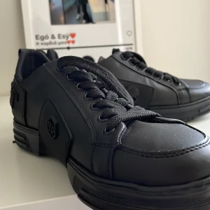 PHILIPP PLEIN TM (skor) - Hej, jag säljer ett par skor från PHILIPP PLEIN! De är oandvända eftersom att jag fick dom i en för liten storlek. Är inte 100% om de är äkta eller A-kopior. Säljer dom för 700kr, men priset kan diskuteras! 