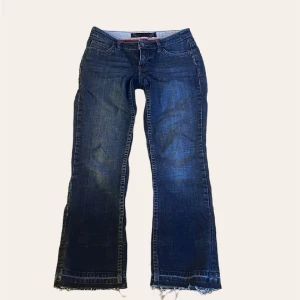 Lågmidjade esprit jeans  - Jeans från esprit. Passar en kortare person typ 150/155. Skriv vid funderingar ❤️