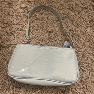 Blå väska  - Blå väska med en liten defekt 