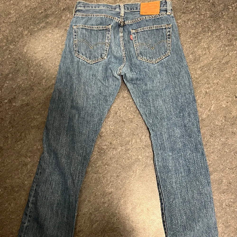 Mörkblåa straight jeans från Levi’s. Storlek W 29 L 32. . Jeans & Byxor.