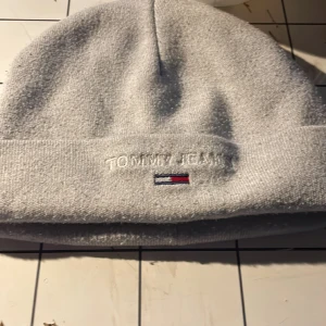 Tommy jeans mössa - Den är i bra skick pris kan diskuteras  