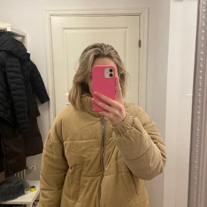 Beige puffer - Jääääättefin beige pufferjacka i manchester. Riktigt bra vinterjacka då den är vädligt tjock. Storlek S!