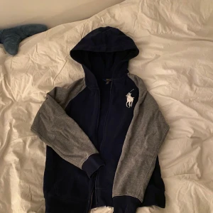 Ralph lauren zip up - Köpte denna Ralph Lauren hoodien med dragkedja för några år sedan i USA. Använd max 5 gånger och därför känns den nästan som ny💘💘