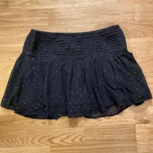 Svart kjol - Helt ny svart kjol där etiketten sitter kvar. Säljer kjolen eftersom den inte passar mig och jag har glömt att lämna tillbaka den. Skulle säga att den är i stl xs. Inte stretchig i midjan!!