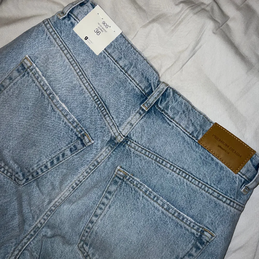 Grand med hål på knäna från Gina, storlek 36, aldrig använda. Modellen 90s High waist jeans. Nypris 600. Jeans & Byxor.