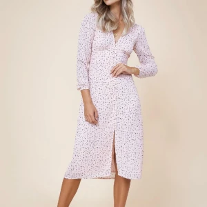 Rosa Adoore klänning  - Säljer min rosa adooreklänning i strl XS. Nypris: 1495 