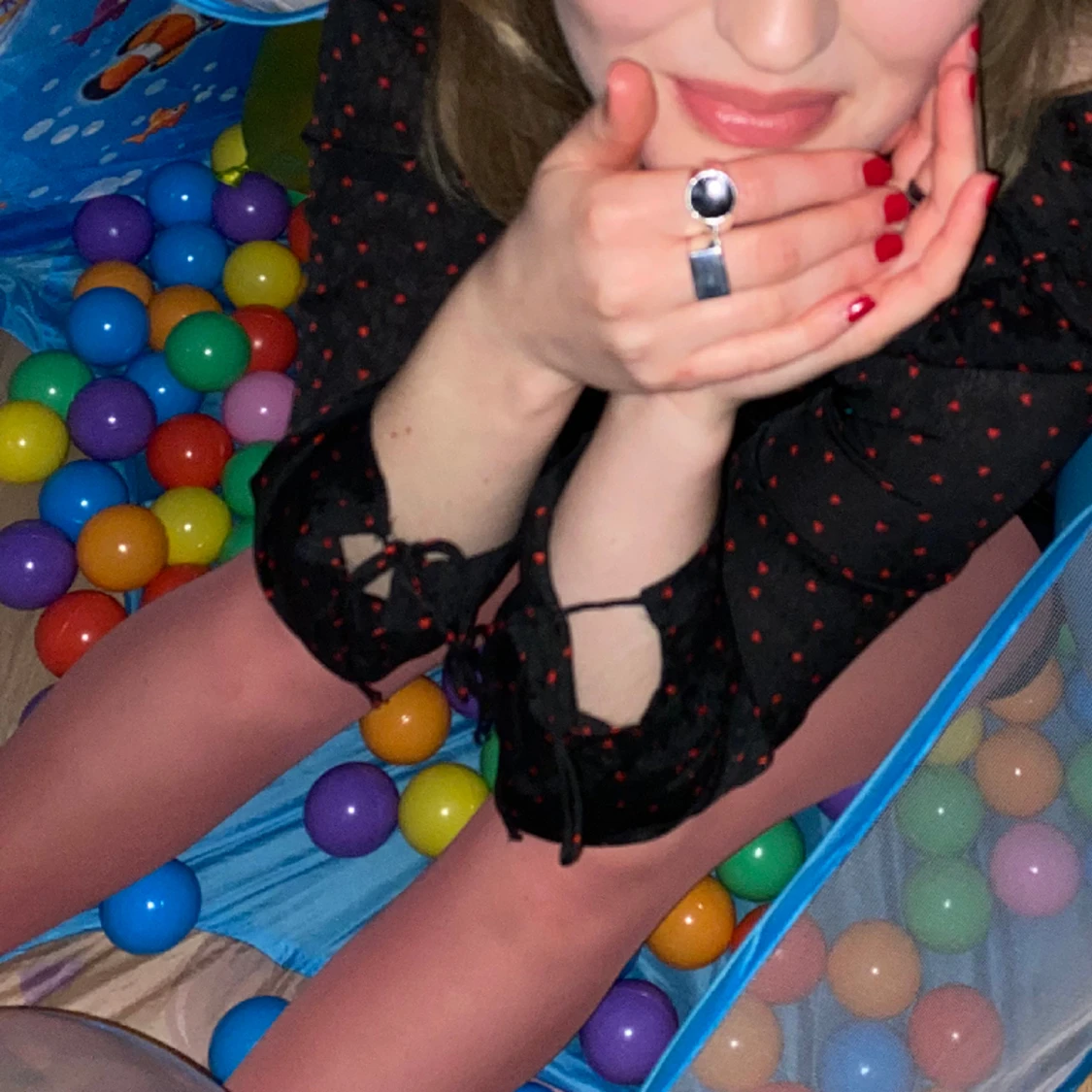 Blus med röda hjärtan och knytning  - 90