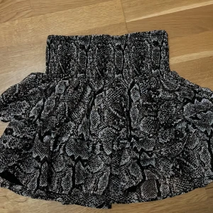 volang kjol - fin volangkjol i storlek S, väldigt stretchig.