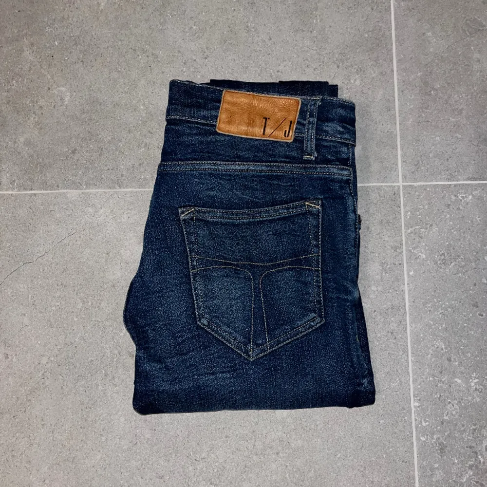 Nu är dessa jeans ifrån Tiger of Sweden till salu! Jeansen är i nyskick (skick 10/10) och modellen på jeansen är Pistolero slimfit. Om ni har några frågor är det bara att skriva i dm!. Jeans & Byxor.