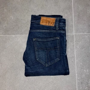 Tiger of Sweden pistolero jeans - Nu är dessa jeans ifrån Tiger of Sweden till salu! Jeansen är i nyskick (skick 10/10) och modellen på jeansen är Pistolero slimfit. Om ni har några frågor är det bara att skriva i dm!