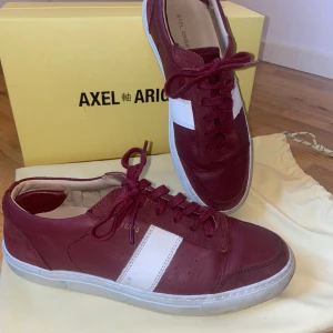 Axel arigato dunks 42 - Stilrena arigatos i färgen vinröd finns nu inne skynda er då detta är en model som inte säljs längre storlek 42 skick 9,5/10 finns inga synliga defekter
