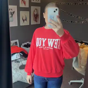 Röd sweatshirt med tryck ”New York” på i vitt. Köpt på H&M för något år sedan men inte kommit till så stor användning. Storlek Xs men passar även S och M!