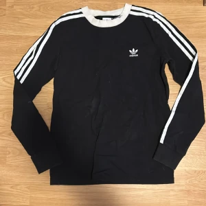 Långärmad  - Svart adidas långärmad. I storlek S. Fint skick💗