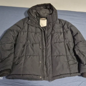 Vinterjacka  - Vinterjacka från Esprit köpt april 2023. Säljs på grund av storlek. Använd bara få gånger. 